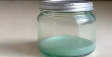 Frasco azul-verde suave con detalles delicados y una composición acogedora