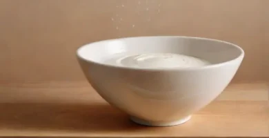 Textura suave y cremosa con tonos cálidos y un toque de frescura en un entorno acogedor