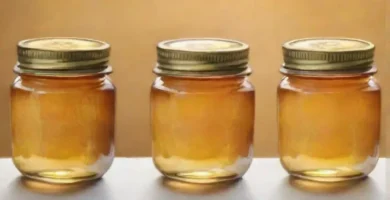 Arte de miel con flores y abejas en un entorno sereno y equilibrado
