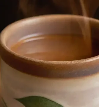 Una taza de agua de canela humeante