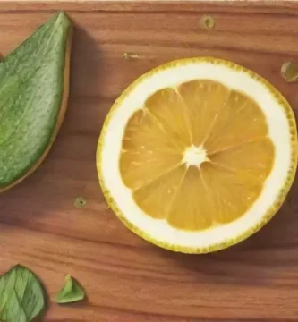 Un colorido y fresco bodegón de rodajas de limón con hierbas