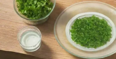 Un fondo verde vibrante con perejil delicado y un vaso de agua brillando