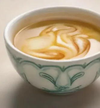 Líneas suaves y tonos tierra se combinan en una elegante escena de té con hierbas frescas y limones